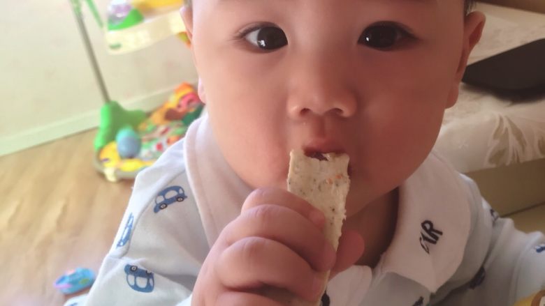 适合宝宝吃的鸡肉肠,孩子趁热自己就可以拿着吃。也可做好放在辅食盒中每次吃粥的时候放里点都可以