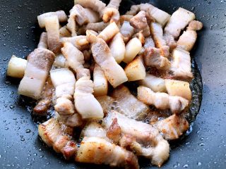 家常红烧肉,煸炒一是将肥肉里的猪油炸出，吃起来不腻；二是可增加肉的香味（不要过火），炸到肉的外表有些金黄，关火盛出