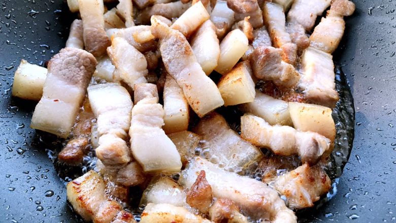 家常红烧肉,煸炒一是将肥肉里的猪油炸出，吃起来不腻；二是可增加肉的香味（不要过火），炸到肉的外表有些金黄，关火盛出