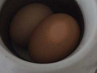 百变鸡蛋+超简易温泉蛋,鸡蛋洗净后放入温奶器中，在模拟温泉中泡20分钟左右。