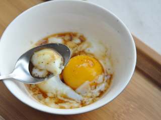 百变鸡蛋+超简易温泉蛋,根据个人口味淋上生抽，撒上现磨黑胡椒就可以开吃啦~