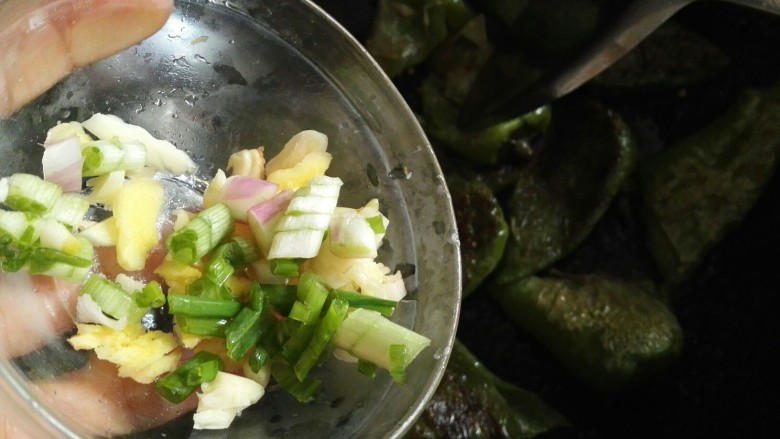 猪油渣炒辣椒豆豉,倒入姜蒜葱碎翻炒均匀。