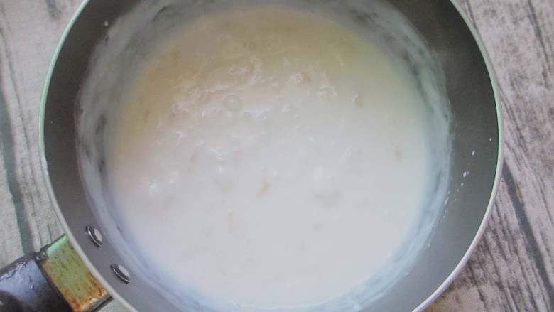 炸牛奶,煮沸后转文火，慢慢翻动至凝固糊状时铲起
