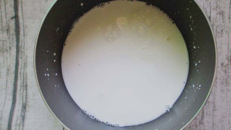炸牛奶,倒入锅内搅拌均匀