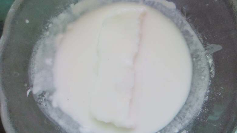 炸牛奶,牛奶块放入面糊中，让表面均匀的沾上面糊