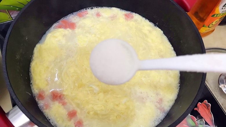 一碗面条+味蕾新体验之老干妈芝士火腿肠鸡蛋捞面,熄火，加一小勺细盐，搅拌均匀