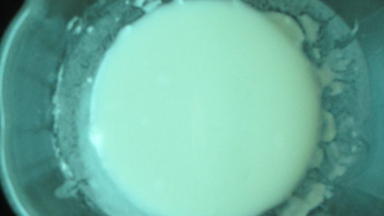 炸牛奶,将面粉、淀粉和清水按5:1;4制成糊状加入一点盐（约2克），搅匀，然后加一点色拉油，放置15分钟~