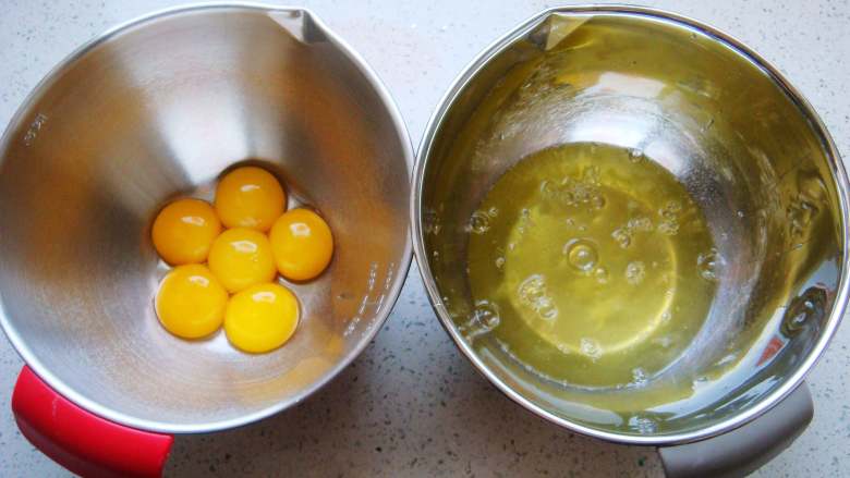 红枣戚风蛋糕杯,盆里要干净要无水无油，小心分离蛋白和蛋黄。