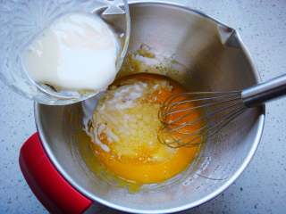 红枣戚风蛋糕杯,搅拌均匀后，加入牛奶和玉米油。