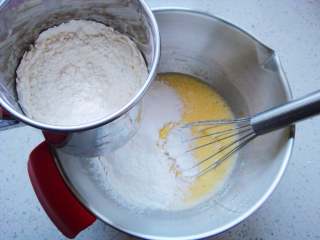 红枣戚风蛋糕杯,筛入低筋面粉。