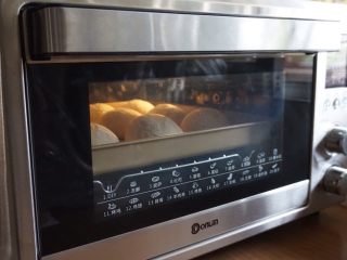 黑豆红枣豆浆小餐包,放进预热好上火165度，下火170度的烤箱中下层，烘烤15-17分钟左右（烘烤温度仅供参考），表面上色明显的话，可以在最后两三分钟，将烤盘移至最下一层