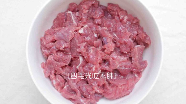 水煮牛肉,<a style='color:red;display:inline-block;' href='/shicai/ 7036'>牛里脊肉</a>切片；