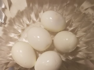 花纹茶蛋,将生鸡蛋煮熟剥皮备用