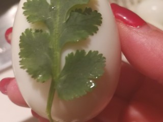 花纹茶蛋,将菜叶贴附在鸡蛋上