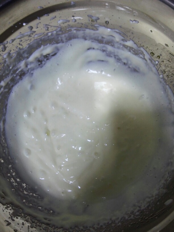 乳酪蛋糕,然后用电动打蛋器将其打至全部融化无颗粒，呈顺滑状态为止。
