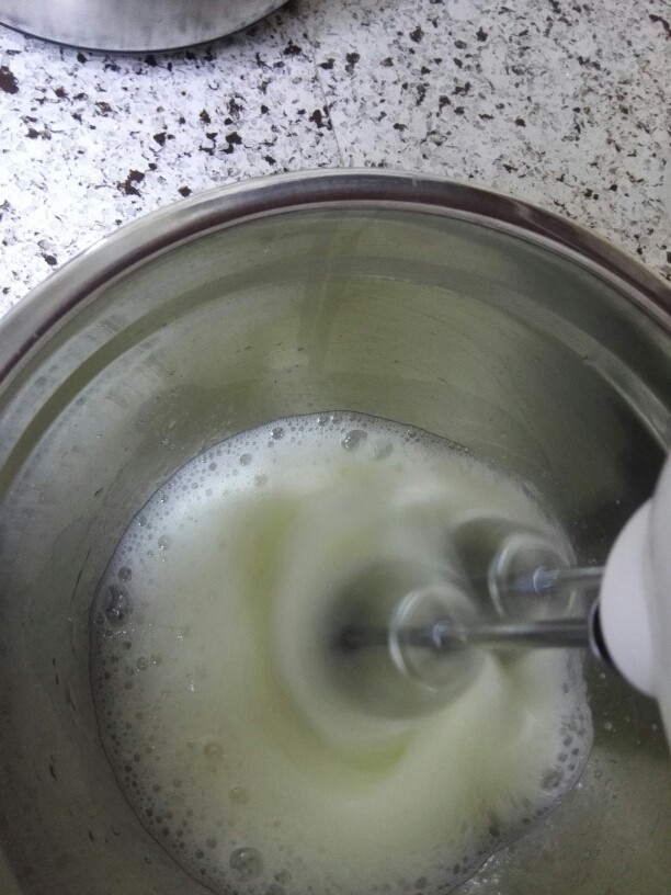 乳酪蛋糕,从冰箱中取出蛋清，用电动搅拌器打发。