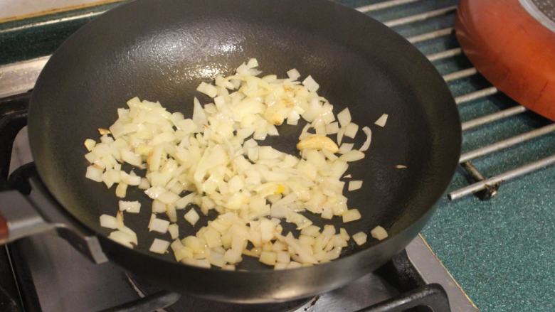 百变鸡蛋+迷你蔬菜烘蛋,放入洋葱拌炒至稍软。
