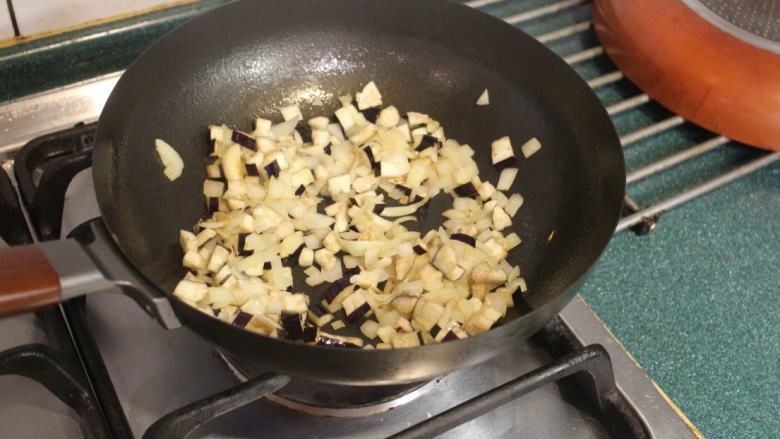百变鸡蛋+迷你蔬菜烘蛋,加入茄子也拌炒一下。