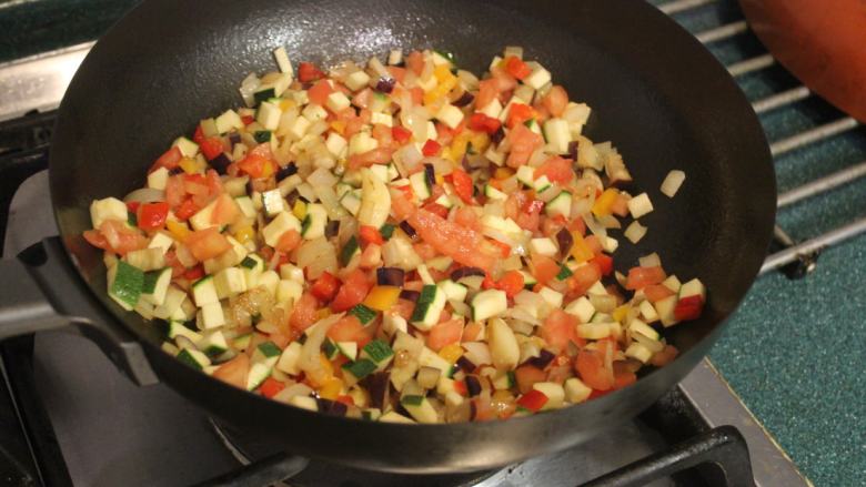 百变鸡蛋+迷你蔬菜烘蛋,将剩下的蔬菜也都入锅，炒到所有材料都变软。