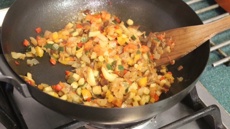 百变鸡蛋+迷你蔬菜烘蛋,取出大蒜，将炖好的蔬菜放凉备用。