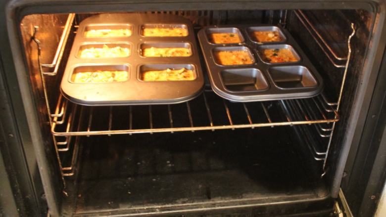 百变鸡蛋+迷你蔬菜烘蛋,预热好烤箱，以180℃烤15分钟。