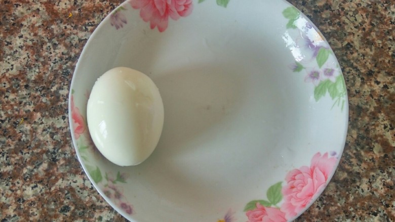 百变鸡蛋+桂圆鸡蛋糖水,鸡蛋捞起、凉后剥壳