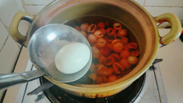 百变鸡蛋+桂圆鸡蛋糖水,再次放入煲中、小火煲10分钟