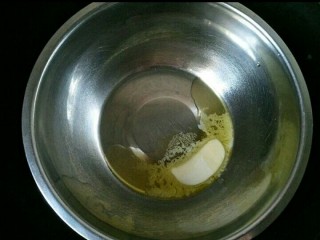 百变鸡蛋+鸡蛋糕,将黄油放入盘中隔热水融化后放凉