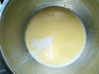 百变鸡蛋+鸡蛋糕,在蛋液中加入牛奶搅拌均匀