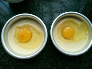 百变鸡蛋+鸡蛋糕,分别在蛋糕糊上打入一个鸡蛋