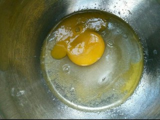 百变鸡蛋+鸡蛋糕,在融化好的黄油中加入一只鸡蛋和糖搅拌到糖融化