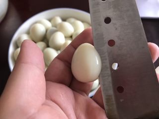 百变鸡蛋～啤酒卤蛋（迷你版）,为了后面煮的时候更好入味，建议用刀轻轻在蛋白表面切几刀，要注意不要把蛋黄切出来，否则后面一煮蛋黄容易外流