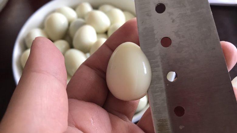 百变鸡蛋～啤酒卤蛋（迷你版）,为了后面煮的时候更好入味，建议用刀轻轻在蛋白表面切几刀，要注意不要把蛋黄切出来，否则后面一煮蛋黄容易外流