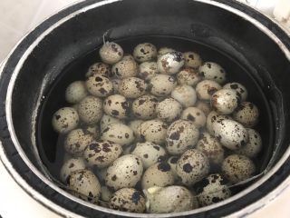 百变鸡蛋～啤酒卤蛋（迷你版）,鹌鹑蛋洗干净加2水锅里煮约十分钟至熟透！