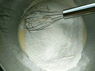 百变鸡蛋+鸡蛋糕,筛入低粉与泡打粉搅拌均匀
