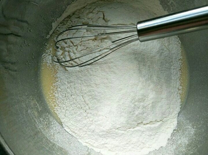 百变鸡蛋+鸡蛋糕,筛入低粉与泡打粉搅拌均匀