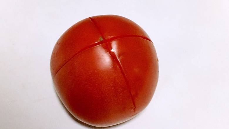 番茄鸡蛋疙瘩汤,番茄划十字刀。