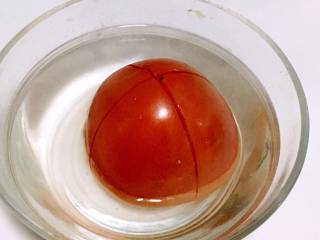 番茄鸡蛋疙瘩汤,倒入开水，浸泡10分钟。
