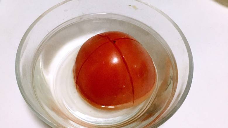 番茄鸡蛋疙瘩汤,倒入开水，浸泡10分钟。
