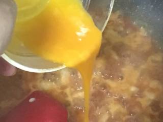 番茄鸡蛋疙瘩汤,鸡蛋打散后淋进去，搅拌均匀。满周岁宝宝可加少许盐调味。