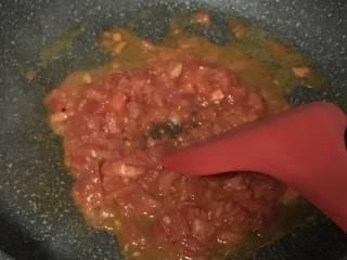 番茄鸡蛋疙瘩汤,热锅刷油，倒入番茄炒出番茄汁。

PS：宝宝如果怕酸可少加些番茄。