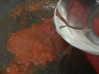 番茄鸡蛋疙瘩汤,加入适量的水。煮开。