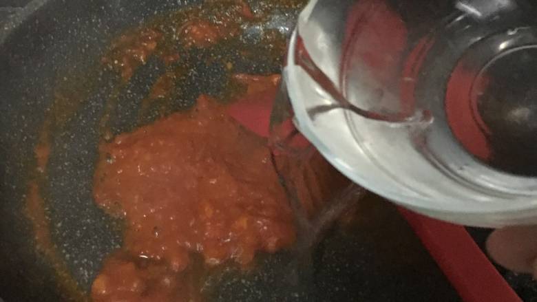 番茄鸡蛋疙瘩汤,加入适量的水。煮开。