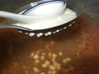 番茄鸡蛋疙瘩汤,水煮开后，面糊倒入漏勺中，用勺子往下压，面糊就从洞里往下滑到锅里了。小火煮约3分钟，面疙瘩浮起来就可以了。
