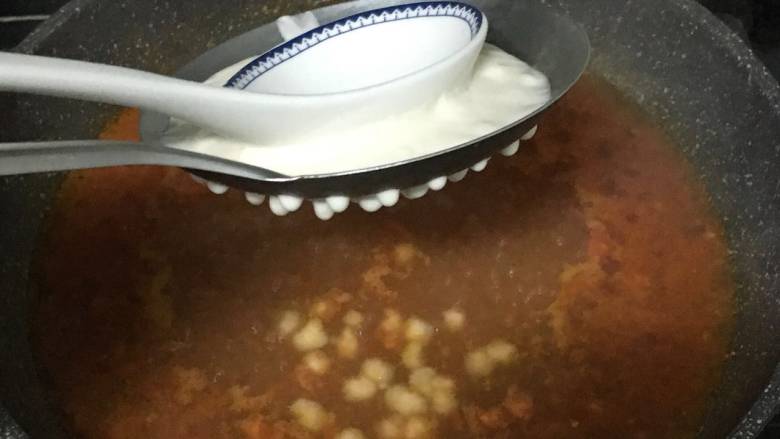 番茄鸡蛋疙瘩汤,水煮开后，面糊倒入漏勺中，用勺子往下压，面糊就从洞里往下滑到锅里了。小火煮约3分钟，面疙瘩浮起来就可以了。
