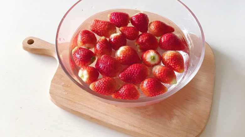 家庭版草莓派,草莓去蒂用盐水浸泡半个小时后洗干净