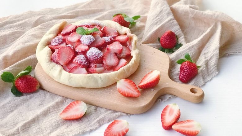 家庭版草莓派,烤好的草莓派 表面撒上一层糖霜