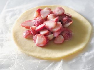 家庭版草莓派,腌制好的草莓放在中间 留出2-3厘米的边缘