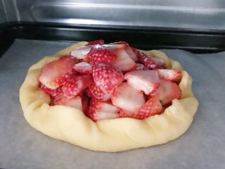 家庭版草莓派,烤箱200度预热20分钟后放入烤箱 180度再烤20分钟 （根据你的烤箱脾气调节温度和时间 饼胚的厚度也和时间有关 烤制草莓变软散发出香味即可）