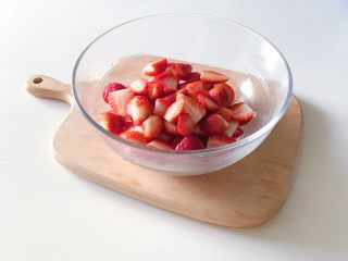 家庭版草莓派,切好的草莓放入碗中